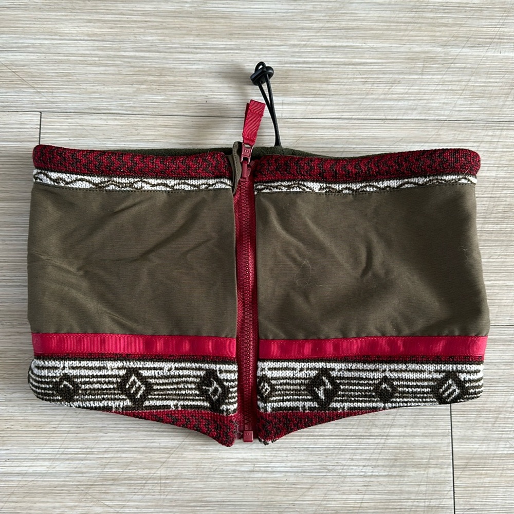Reversible neck gaiter